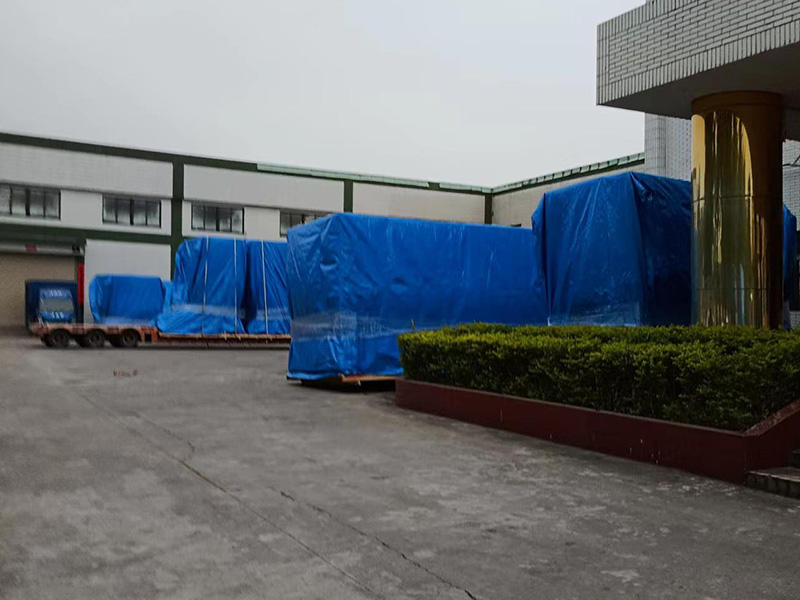 東莞某(mou)公司重型(xíng)設備防雨(yu)真空木箱(xiang)