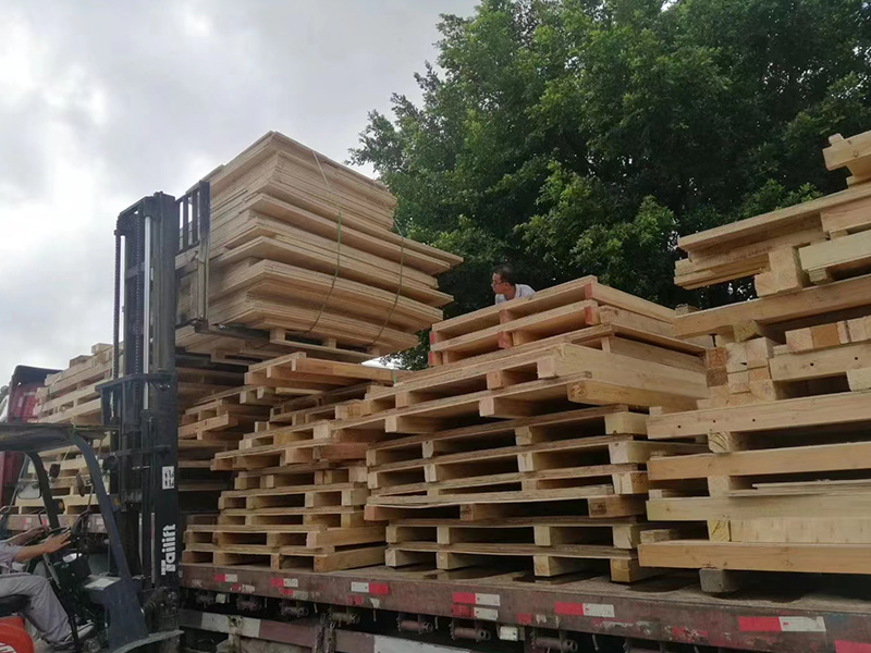 國内普(pu)通木箱(xiāng)裝車現(xian)場