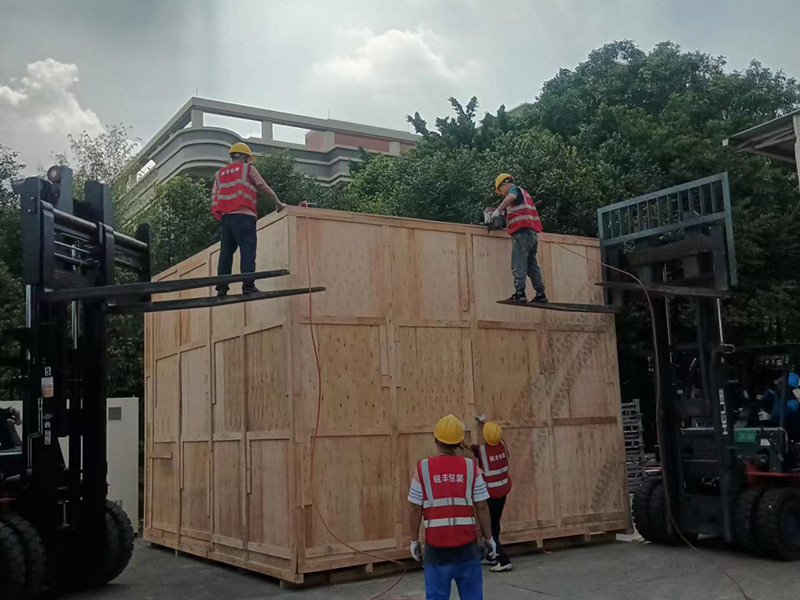 搬遷超(chāo)高超寬木(mu)箱