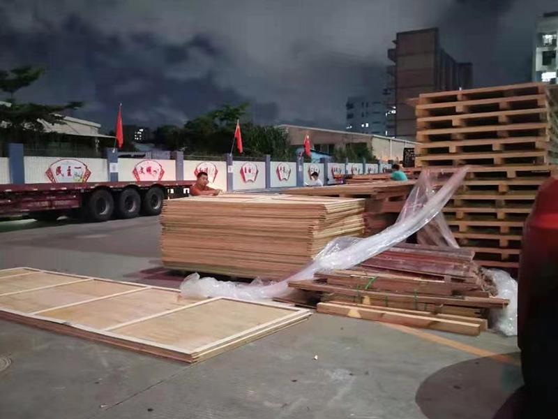 深(shen)圳石岩某(mou)重型設備(bèi)包裝